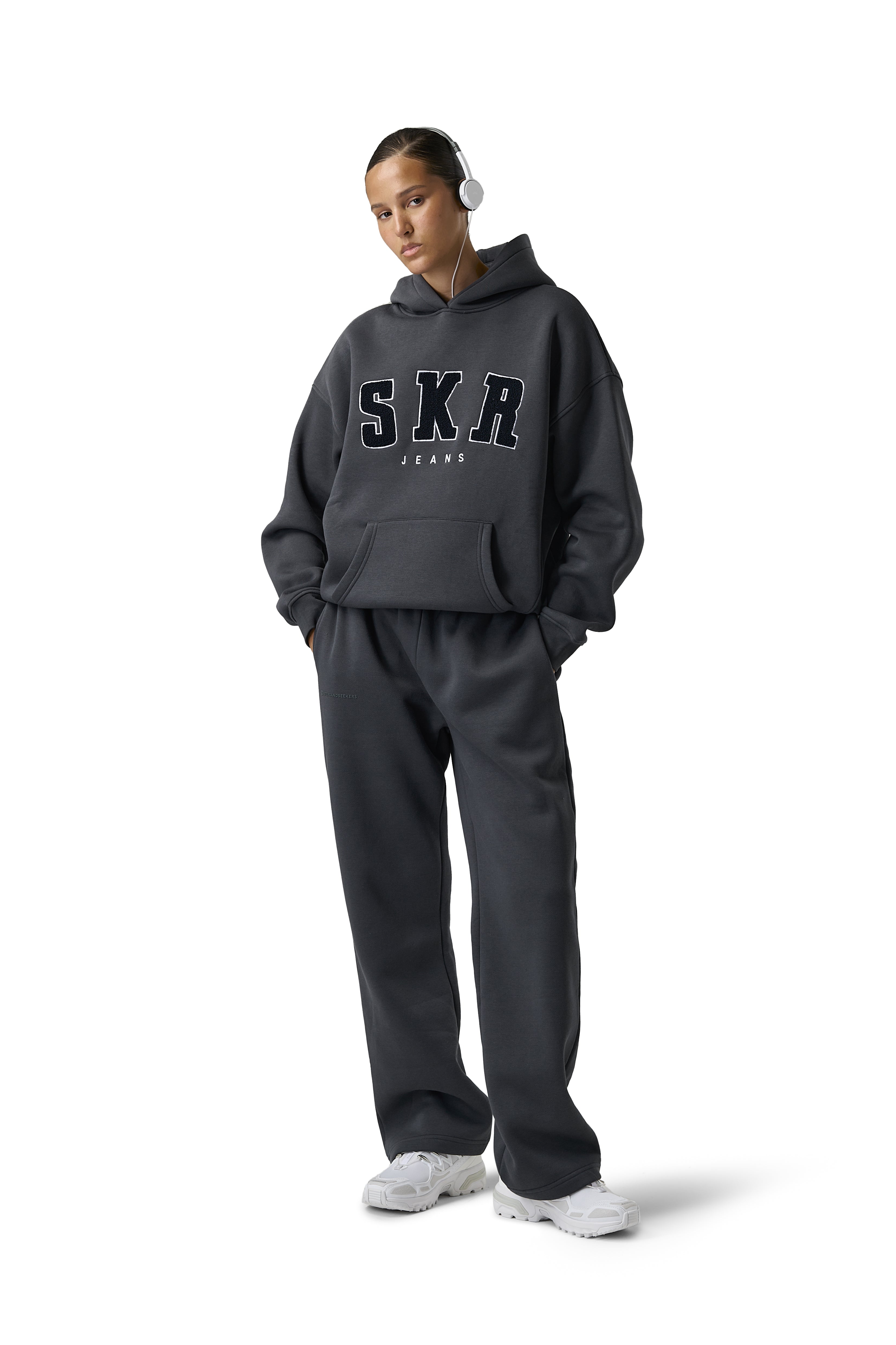 Model Scarlett is 5'8" and wears a size S.